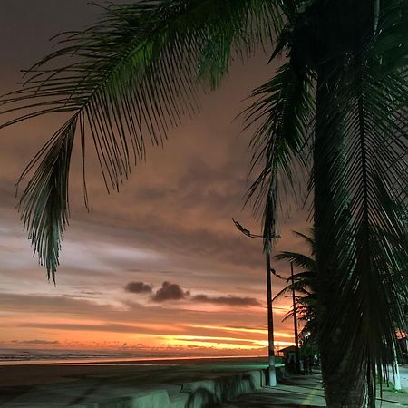 Lindo Sobrado Amarelo -Proximo A Praia Mongaguá Esterno foto